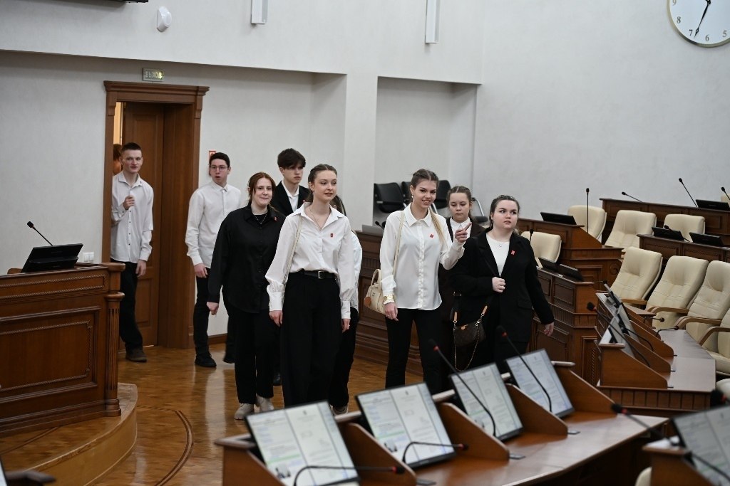 Игорь Панарин провел парламентский урок для школьников и студентов Игорь Панарин провел парламентский урок для школьников и студентов