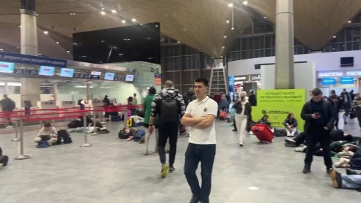 Десяткам россиян пришлось ожидать свои рейсы на полу в аэропорту Санкт-Петербурга
