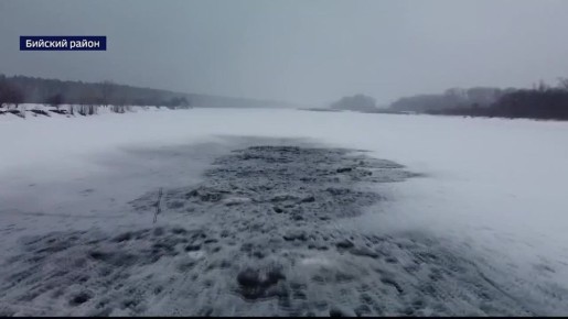 Военные инженеры в преддверии паводка начали устранять ледовые заторы на Бии