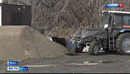 В Бийске начали отсыпать временную дамбу