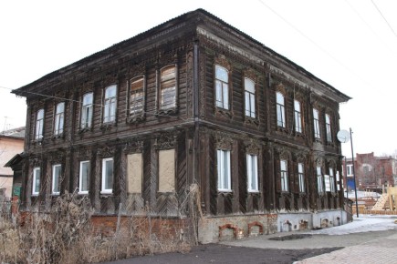 Многие знают этот дом в Бийске, как дом часовых дел мастера Ерина - бревенчатое здание с нарядными резными наличниками на углу переулка Кузьмы Фомченко и улицы Динамовской