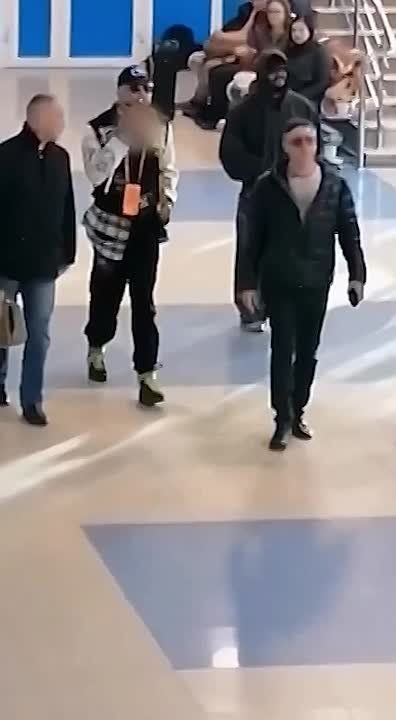 Курившего в аэропорту Барнаула Киркорова привлекли к ответственности, сообщили РЕН ТВ его представители