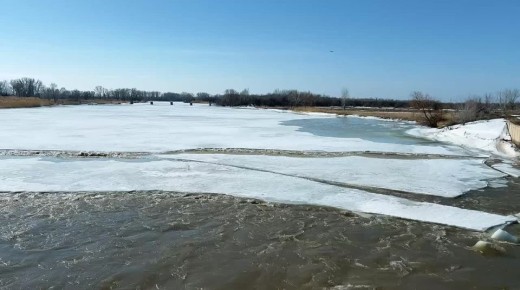 Сегодня Рубцовский водоканал начал работы по разлому льда в верхнем бьефе подпорной плотины гидроузла