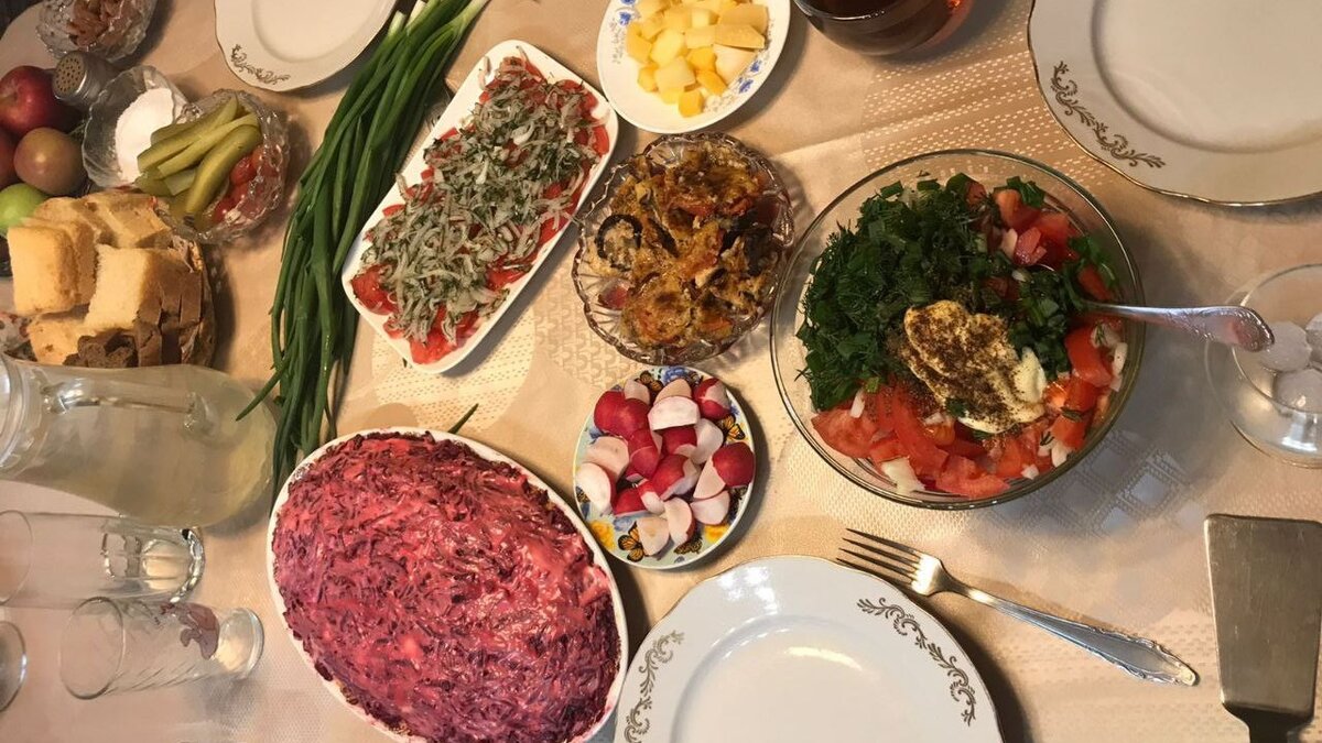 Как накрыть праздничный стол, не ударяя по карману: простые советы