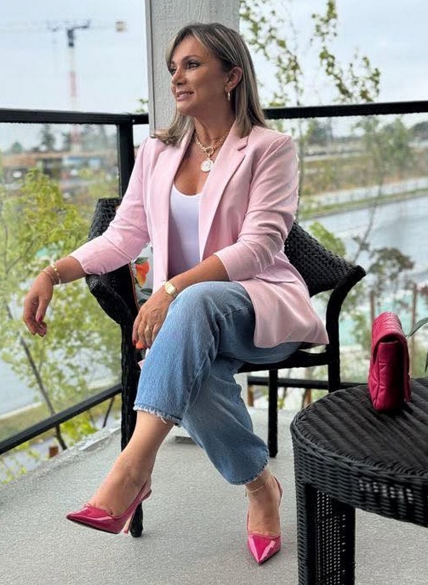 Модные джинсы: три фасона, которые подчеркнут стиль после 50