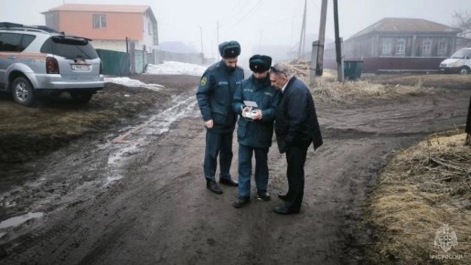 В селе Черемное Павловского района из-за интенсивного снеготаяния произошел размыв насыпной дороги, идущей вдоль озера