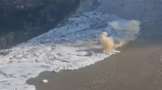 Спасатели подорвали ледяной затор в Бийском районе