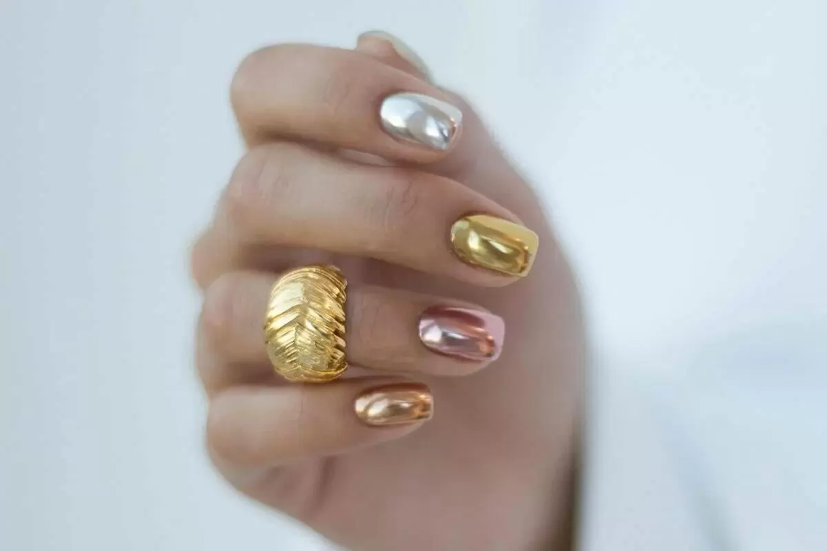 Зимний маникюр 2025: ногти с эффектом стеклянного сияния покоряют модные сердца
