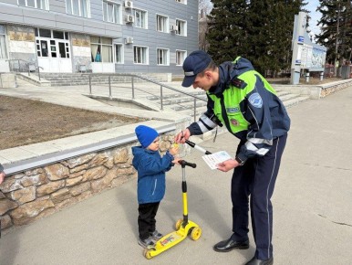 Сотрудники Госавтоинспекции совместно с ЮИДовцами Гимназии № 166 провели акцию «Сохрани себе жизнь!»