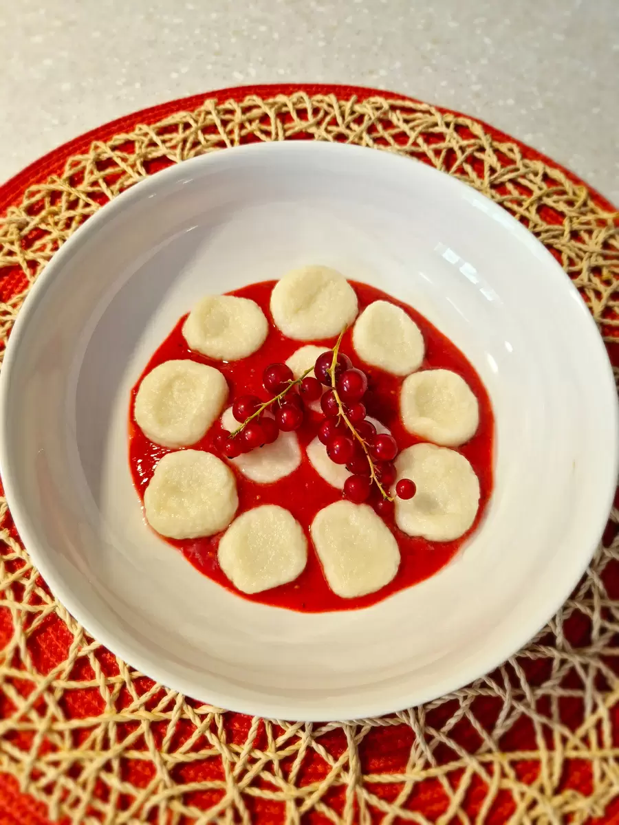 Летние ленивые вареники с соусом из красной смородины: легкость и свежесть на завтрак