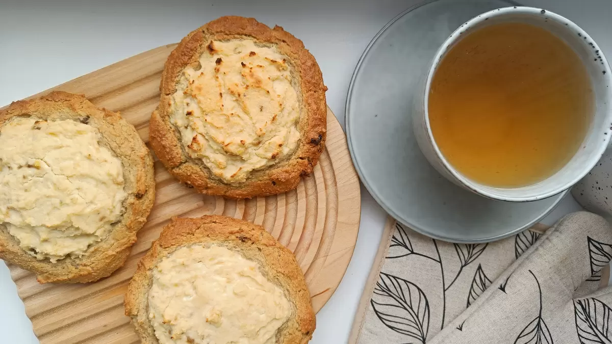 ПП ватрушка на миндальной муке с творожно-банановой начинкой