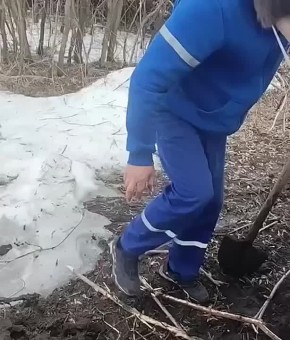 Автомобиль бийской скорой помощи застрял в грязи