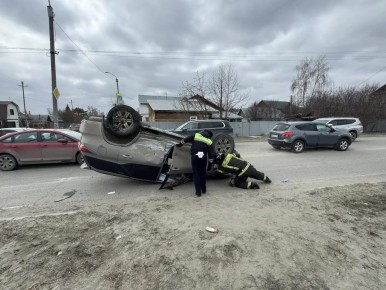 Иномарка перевернулась и встала на капот в Барнауле
