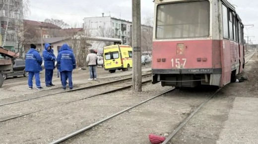 Женщина погибла под колёсами трамвая в Бийске