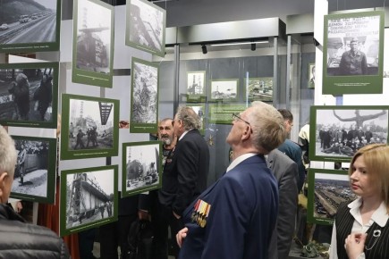 ������ � ���������. � �������� ��������� �������� � 40-����� �������� ����������