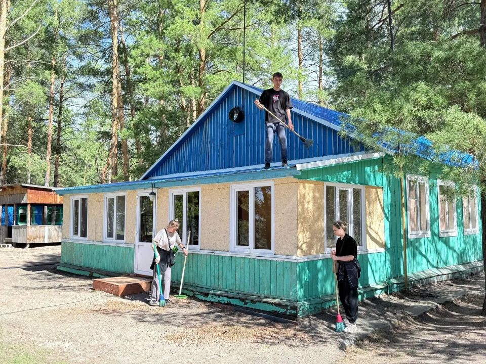 Студенты провели трудовой десант на территории детских оздоровительных лагерей Рубцовска Студенты провели трудовой десант на территории детских оздоровительных лагерей Рубцовска