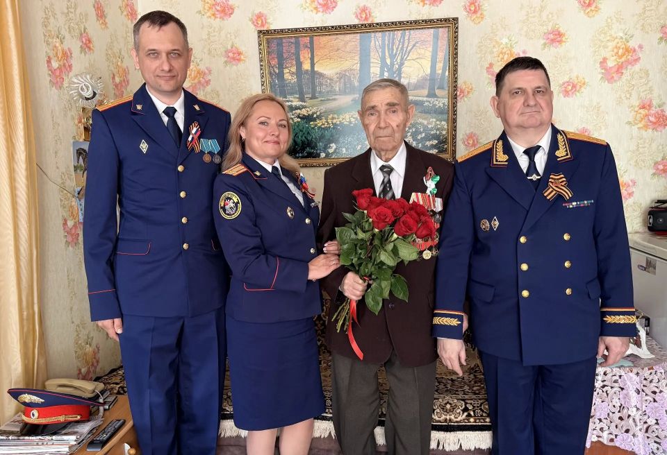 Руководитель следственного управления СК России по Алтайскому краю поздравил с Днем Победы ветерана Великой Отечественной войны в городе Новоалтайске Руководитель следственного управления СК России по Алтайскому краю поздравил с Днем Победы ветерана Великой Отечественной войны в городе Новоалтайске