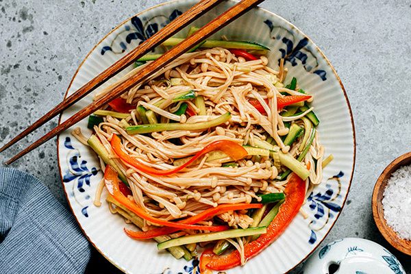 Легкий и взрывной вкус: китайский салат с грибами эноки, который поражает воображение