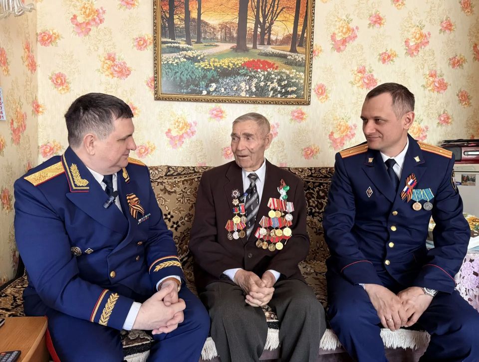 Руководитель следственного управления СК России по Алтайскому краю поздравил с Днем Победы ветерана Великой Отечественной войны в городе Новоалтайске Руководитель следственного управления СК России по Алтайскому краю поздравил с Днем Победы ветерана Великой Отечественной войны в городе Новоалтайске