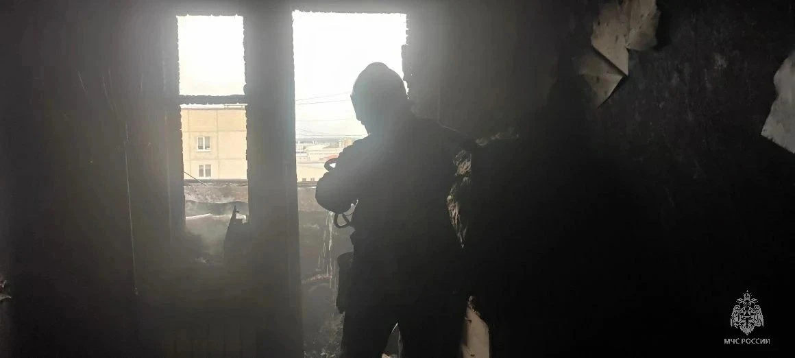 Балкон загорелся в девятиэтажке на улице Попова Балкон загорелся в девятиэтажке на улице Попова