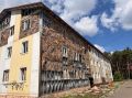 В Бийске начали разбирать скандальные "три поросенка" на улице Спекова