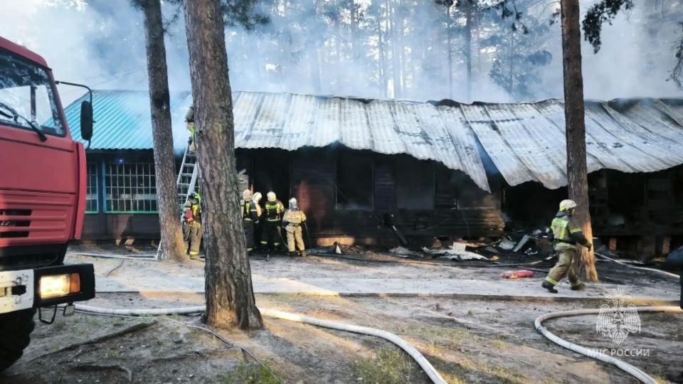 Идёт ликвидация пожара. В городе Барнауле, на шоссе Ленточный бор, произошло возгорание на территории детского оздоровительного лагеря Идёт ликвидация пожара. В городе Барнауле, на шоссе Ленточный бор, произошло возгорание на территории детского оздоровительного лагеря