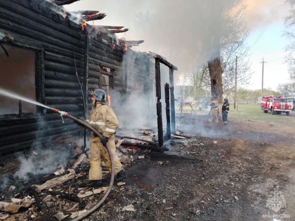 Жители алтайского села поблагодарили МЧС за спасение школы и единственного магазина от пожара Жители алтайского села поблагодарили МЧС за спасение школы и единственного магазина от пожара