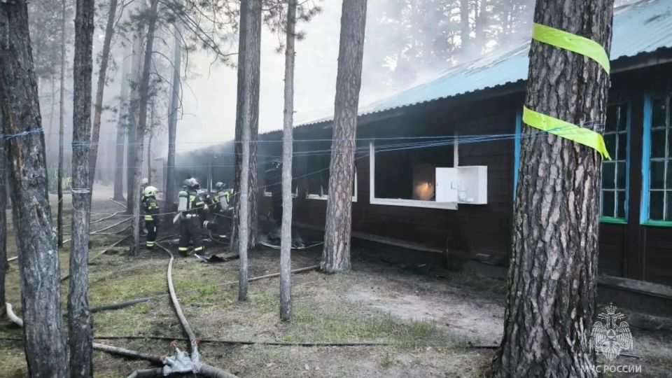 Идёт ликвидация пожара. В городе Барнауле, на шоссе Ленточный бор, произошло возгорание на территории детского оздоровительного лагеря