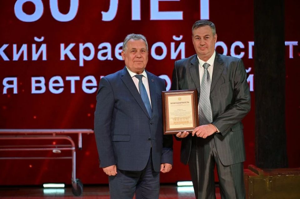 Александр Романенко поздравил персонал краевого госпиталя ветеранов войн со 80-летием медучреждения