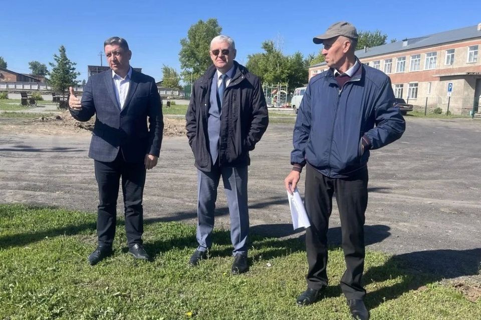 Председатель комитета АКЗС по строительству, жилищно-коммунальному хозяйству, транспорту и связи Игорь Панарин с рабочим визитом посетил село Киприно Шелаболихинского района Председатель комитета АКЗС по строительству, жилищно-коммунальному хозяйству, транспорту и связи Игорь Панарин с рабочим визитом посетил село Киприно Шелаболихинского района