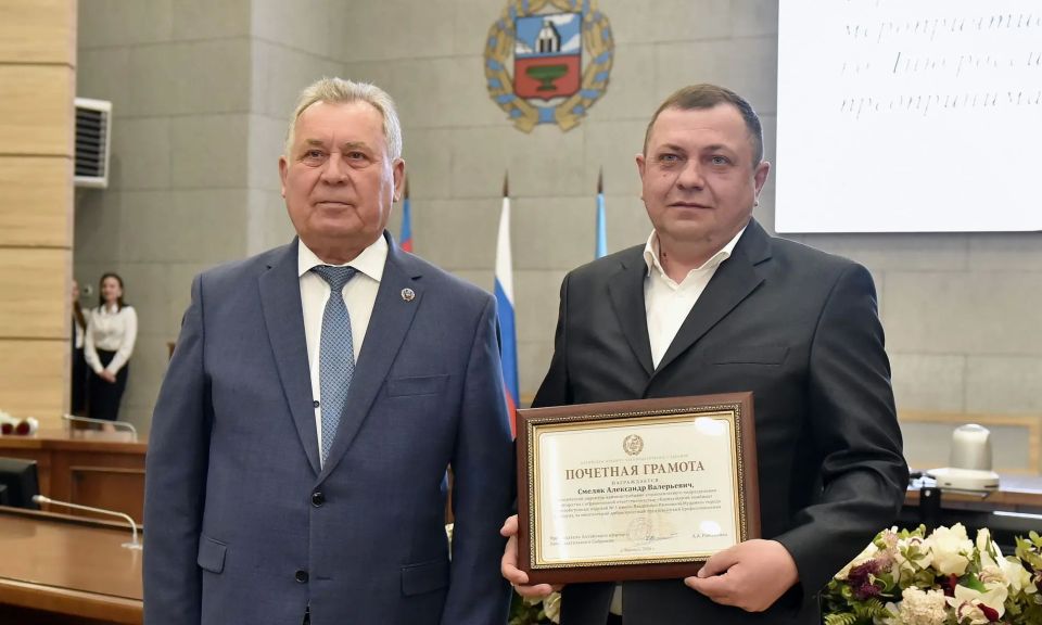 В администрации Барнаула наградили предпринимателей в преддверии профессионального праздника В администрации Барнаула наградили предпринимателей в преддверии профессионального праздника