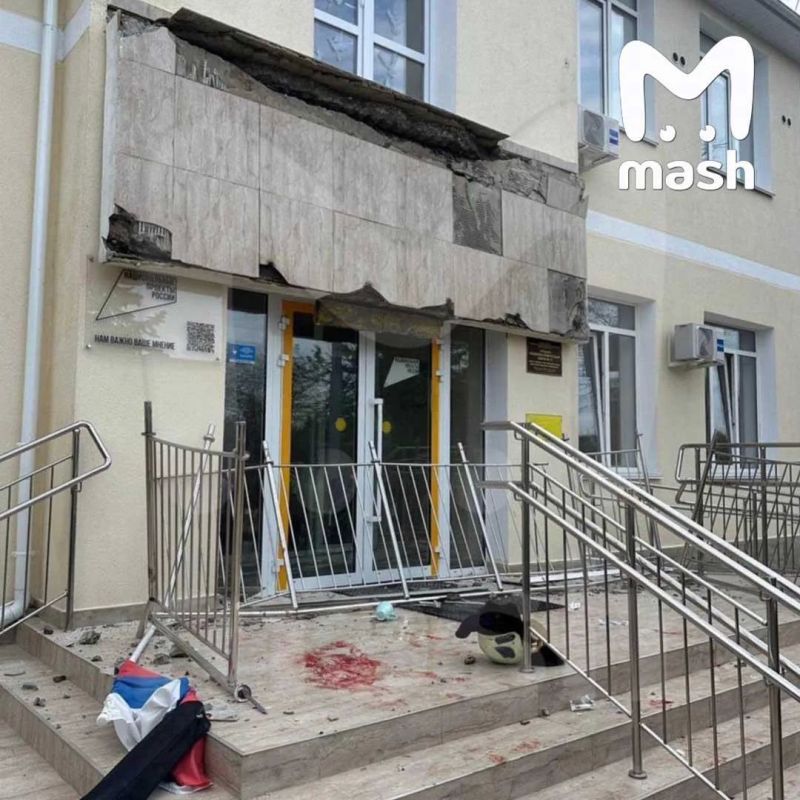 Десять детей пострадали при обрушении балкона в школе Севастополя