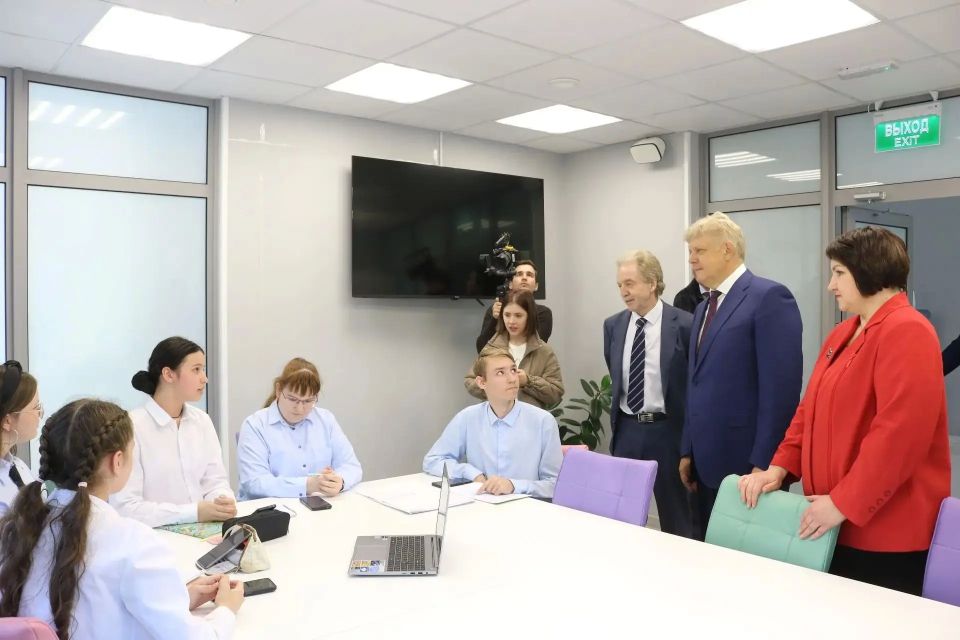 Развитие Сибири через инновации: Анатолий Серышев посетил ЦКП «СКИФ» и наукоград Кольцово Развитие Сибири через инновации: Анатолий Серышев посетил ЦКП «СКИФ» и наукоград Кольцово