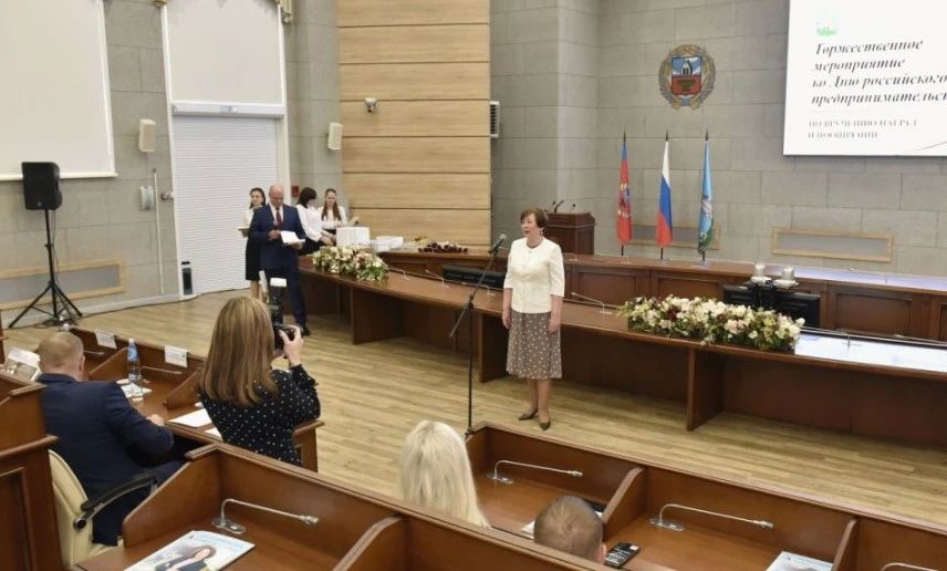 В администрации Барнаула наградили предпринимателей перед профессиональным праздником В администрации Барнаула наградили предпринимателей перед профессиональным праздником