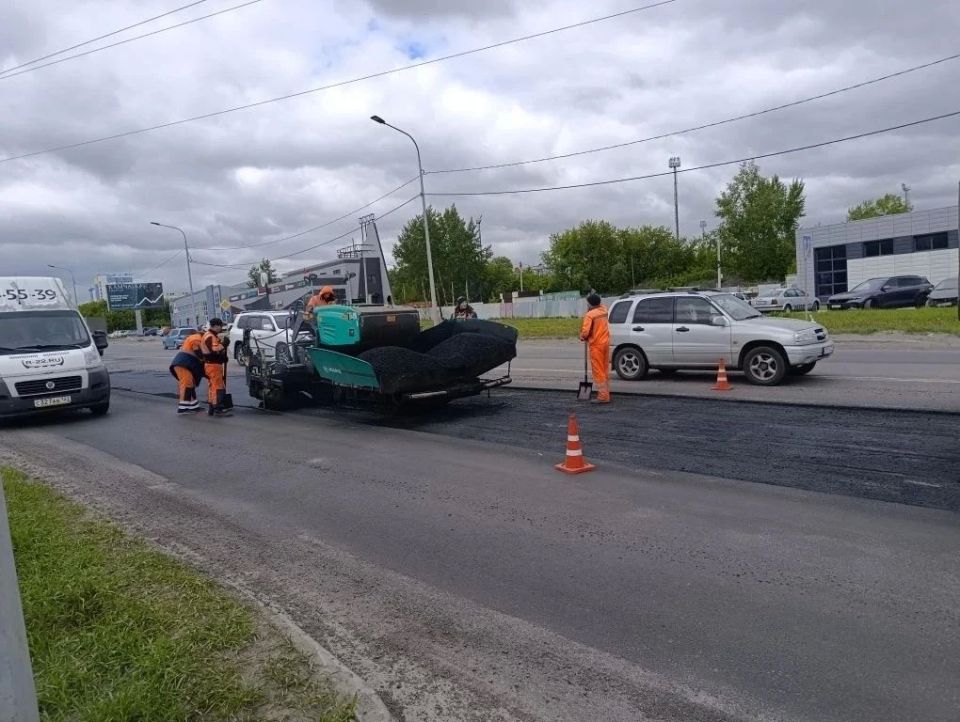 На барнаульских дорогах укладывают новый асфальт На барнаульских дорогах укладывают новый асфальт
