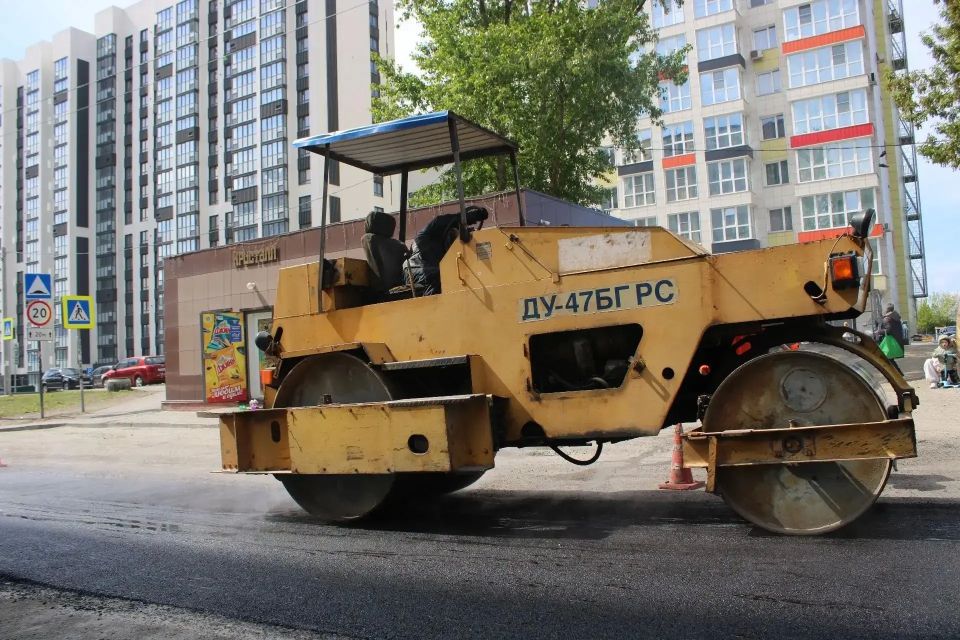 На барнаульских дорогах укладывают новый асфальт На барнаульских дорогах укладывают новый асфальт