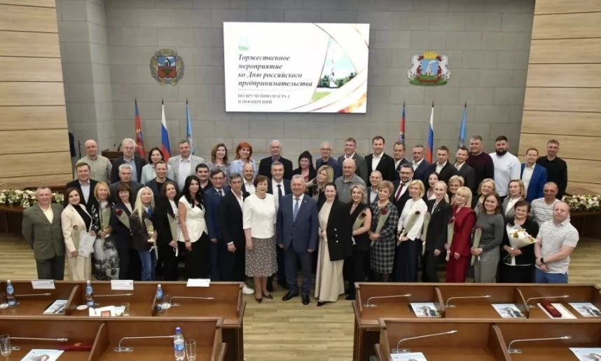 В администрации Барнаула наградили предпринимателей перед профессиональным праздником