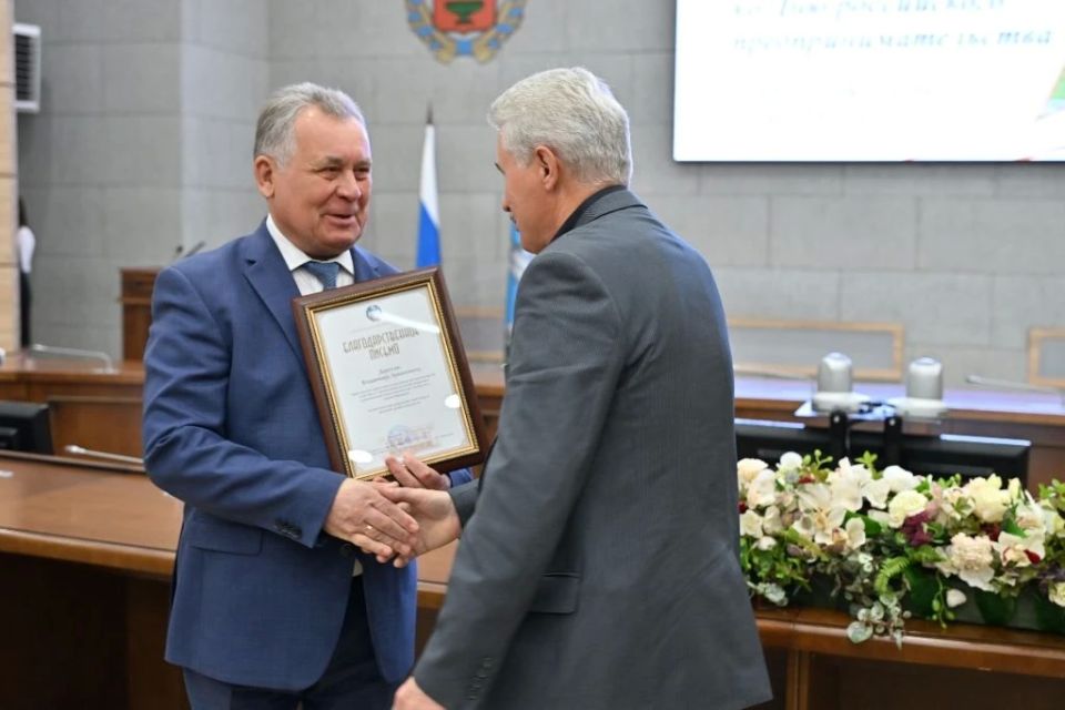 Александр Романенко поздравил барнаульских предпринимателей с профессиональным праздником Александр Романенко поздравил барнаульских предпринимателей с профессиональным праздником