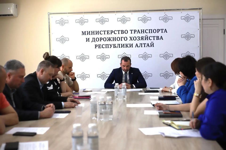 Министр транспорта и дорожного хозяйства Республики Алтай Артур Гущин провел заседание Общественного совета при Министерстве