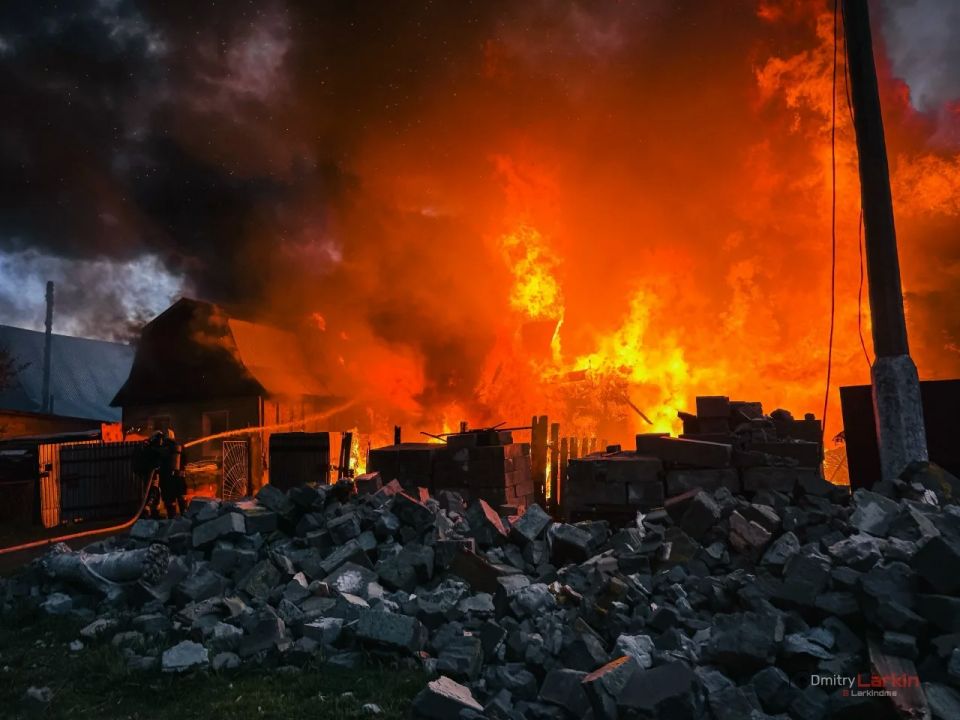 Газовый баллон взорвался во время тушения дач в Барнауле Газовый баллон взорвался во время тушения дач в Барнауле
