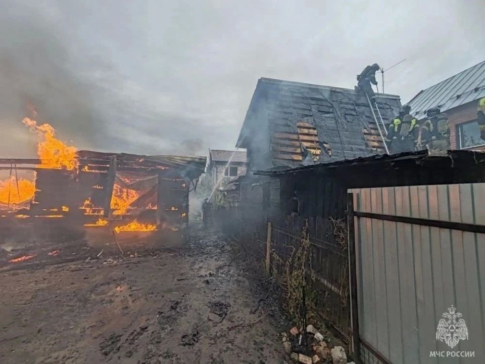 Дома горят в барнаульском садоводстве