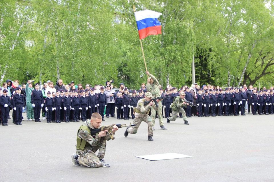 «Здесь готовят будущих защитников»: в Барнауле прошёл «Кадетский марш» правоохранительных классов «Здесь готовят будущих защитников»: в Барнауле прошёл «Кадетский марш» правоохранительных классов