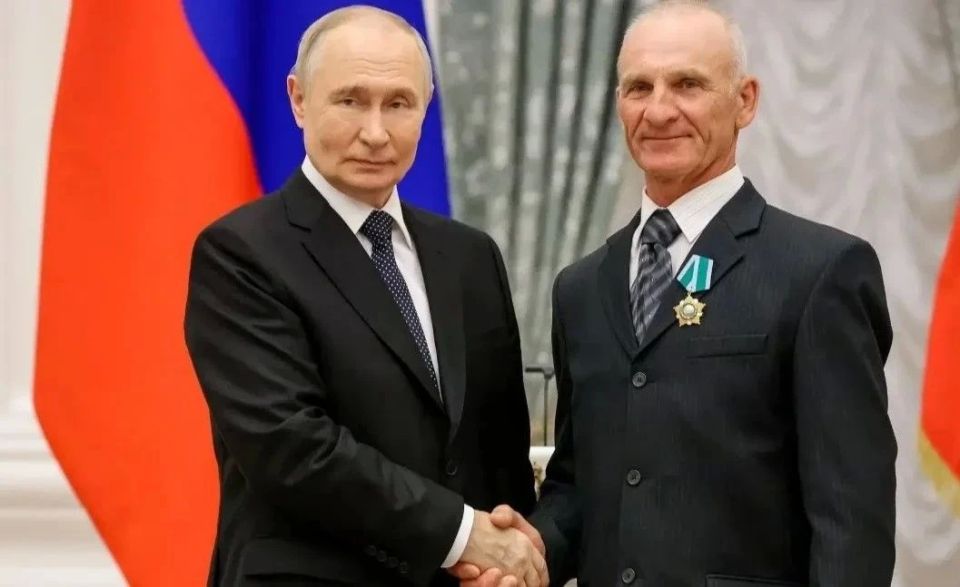 Президент России Владимир Путин вручил награды жителям Алтайского края за профессиональные заслуги Президент России Владимир Путин вручил награды жителям Алтайского края за профессиональные заслуги