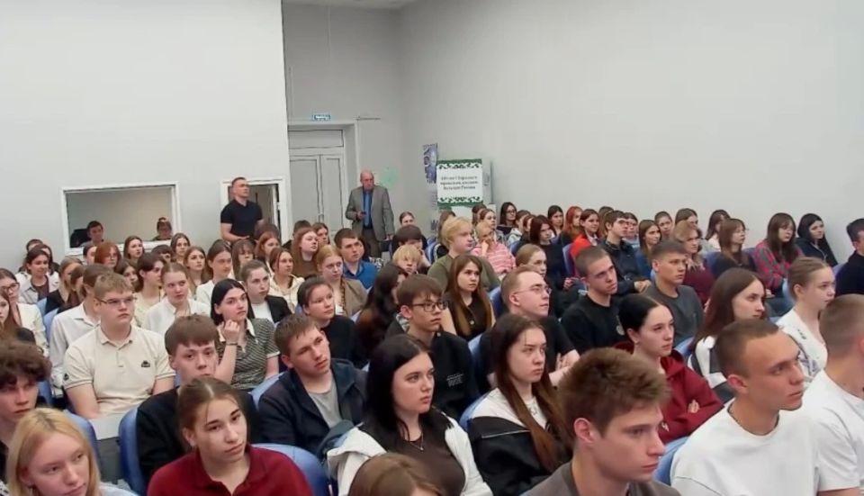 Сотрудники Главного управления выступили организаторами и участниками краевого классного часа «Навигатор безопасности: ориентируемся в мире угроз» Сотрудники Главного управления выступили организаторами и участниками краевого классного часа «Навигатор безопасности: ориентируемся в мире угроз»