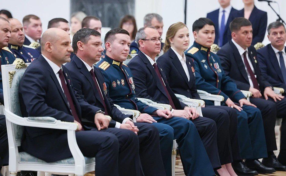 Владимир Путин встретился в Кремле с выпускниками первого потока программы «Время героев» Владимир Путин встретился в Кремле с выпускниками первого потока программы «Время героев»