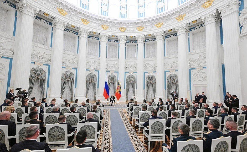 Владимир Путин встретился в Кремле с выпускниками первого потока программы «Время героев» Владимир Путин встретился в Кремле с выпускниками первого потока программы «Время героев»