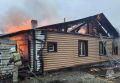 В Бийске сгорел трехквартирный дом