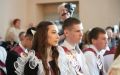 Последний звонок – 2026. Праздничные линейки, букеты цветов, нарядные ленты выпускников и трогательные напутствия от учителей и родителей — сегодня во всех школах Бийска отзвенели последние звонки