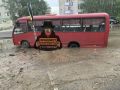 В Новоалтайске после дождя автобус застрял в огромной луже