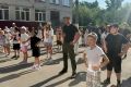 Александр Лисицын провел утреннюю зарядку вместе с учениками барнаульской школы №75